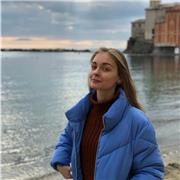 Studentessa universitaria, già laureata e iscritta alla specialistica, impartisce lezioni a studenti di elementari, medie e superiori